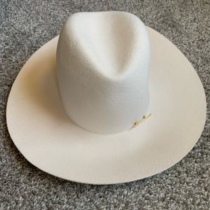Janessa Leone hat